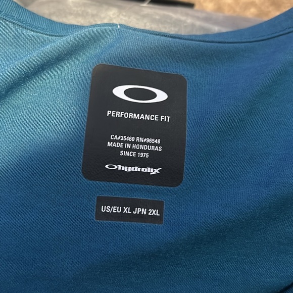 teal oakley tank top - Picture 2 of 3
